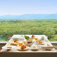那須で1番標高の高い場所に位置するレストラン、【メリメランジュ】。お店に入った瞬間から、那須山の見事な景観を臨む事ができます。四季によって変わる新緑や紅葉、雪景色をお楽しみください。