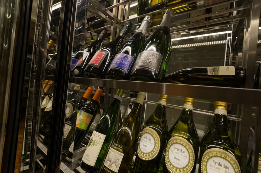 100種400本のワインを用意、豊富なドリンクが自慢のお店
