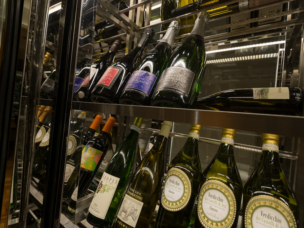 100種400本のワインを用意、豊富なドリンクが自慢のお店