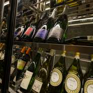 ウェイティングバーを併設し、豊富なワインメニューも自慢のお店。ワインは100種400本ほどを用意し、料理に合わせたマリアージュの提案もしてくれます。地元産の日本酒など、ワイン以外のドリンクも豊富です。