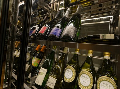 100種400本のワインを用意、豊富なドリンクが自慢のお店