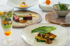 ベーシックなスタンダードコース。
鮮やかな野菜を散りばめた前菜、魚、肉料理が付いた全6品のコースです。