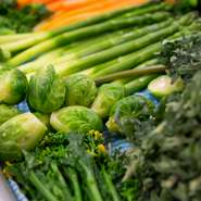 那須の契約農家より直接仕入れた新鮮野菜を使用しております。旬の食材だから使うのではなく、その野菜の本当の食べ頃を吟味し“今がおいしいもの”を提供しております。
また、その素材を一番活かせる調理法、火加減で丁寧に仕上げてお客様へお届けいたします。