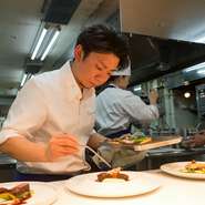 時間が空けばお見送りやご挨拶など、積極的にお客さまとお話させて頂いております。お客さまのリアルな声を聞ける場は貴重です。ご意見をお伺いしながら、自身の料理にフィートバックできていればと思います。