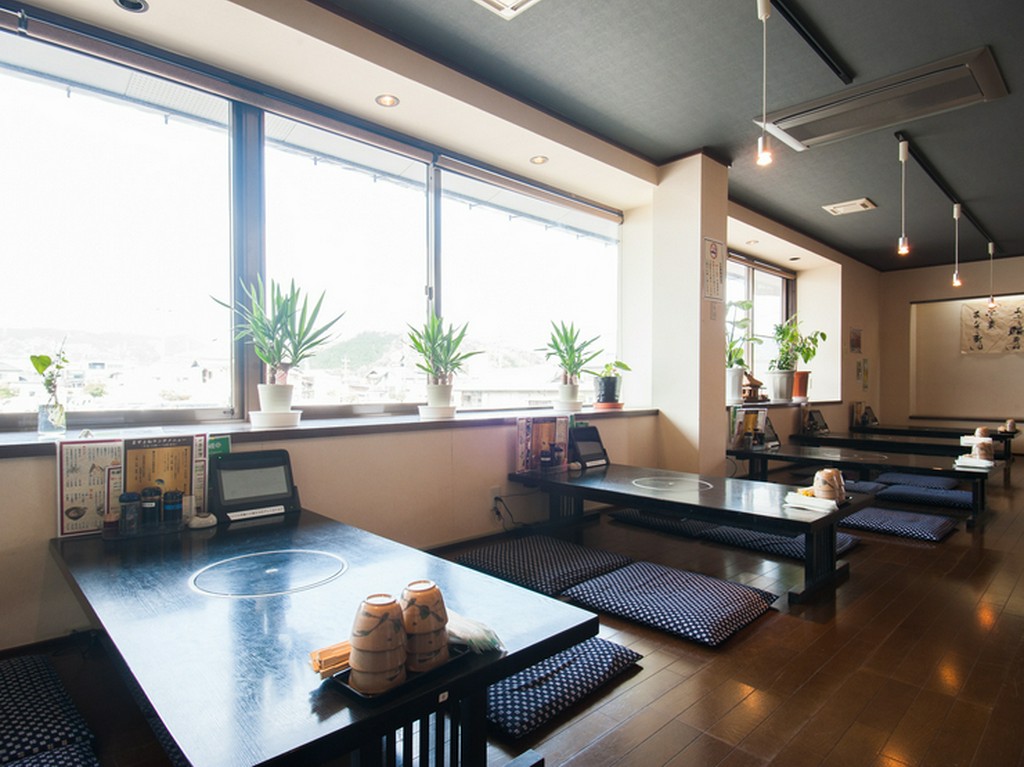 ツアーや団体利用に便利。ワイワイ食事を楽しめる大広間を完備