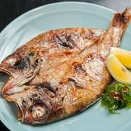 高級魚「のどぐろ」を魚市場ならではの価格で。のどぐろのジューシーな味わいを存分に楽しめる豪快な姿焼きは、料理人自慢の一品です。