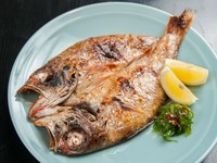 高級魚「のどぐろ」を魚市場ならではの価格で。のどぐろのジューシーな味わいを存分に楽しめる豪快な姿焼きは、料理人自慢の一品です。