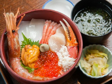 人気No.1メニュー。新鮮な魚介を贅沢にたっぷりのせた『海鮮七種丼』