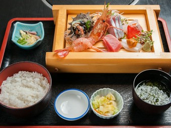 鮮魚店直営だからできる、豪華なラインナップと良心的な価格。活サザエも食べられる『お造里定食（B）』