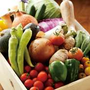 地元の農家から仕入れる有機野菜や減農薬野菜は、カタチが不揃いながらも野菜本来の味わいがしっかりと感じられるものばかり。身体に優しい食材を数多く取り入れた、心温まる料理が味わえます。　