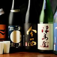 地元岐阜県の地酒を中心に、割烹料理に合うようなお酒を取り揃え。その時期の一番美味しい日本酒を常時10～15種類程用意しています。小さな蔵でもつくり手の想いが伝わってくるようなお酒を取り入れているそうです。