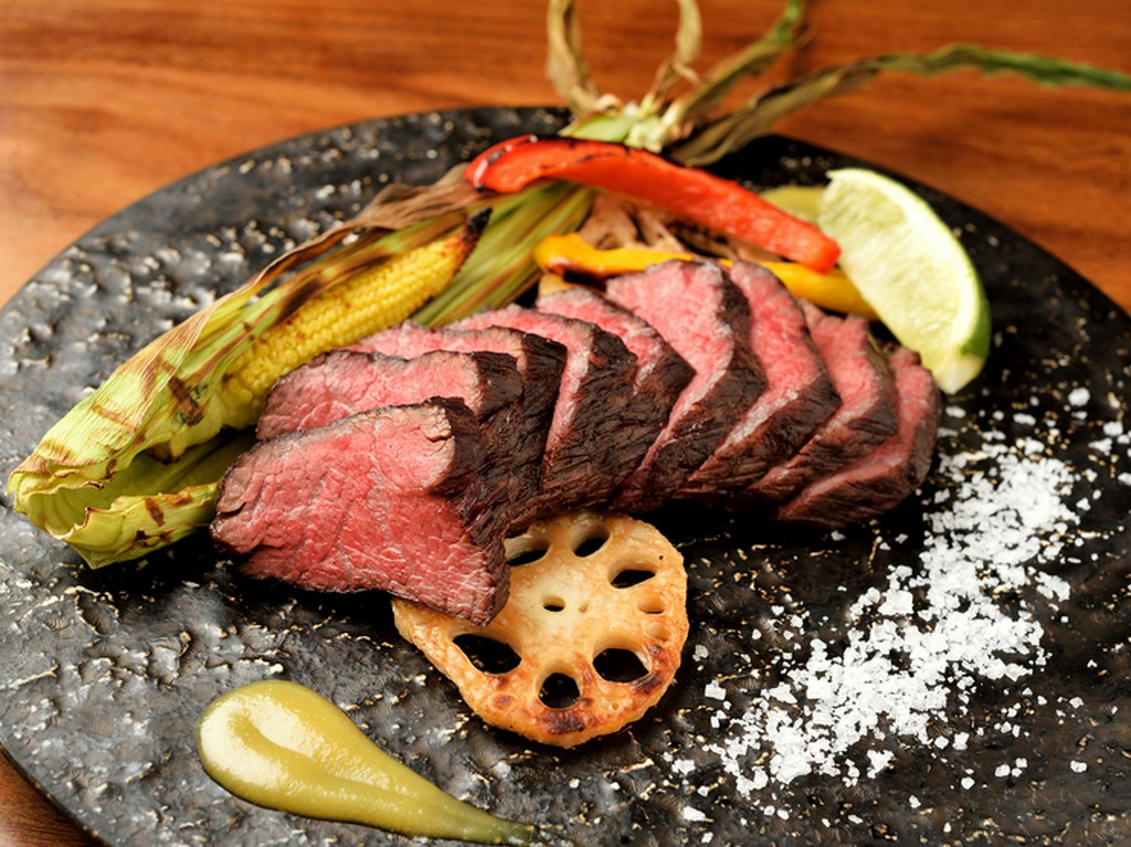 お肉本来の旨みがたっぷり！　炭火でじっくりと焼いた『国産牛ランプステーキ』