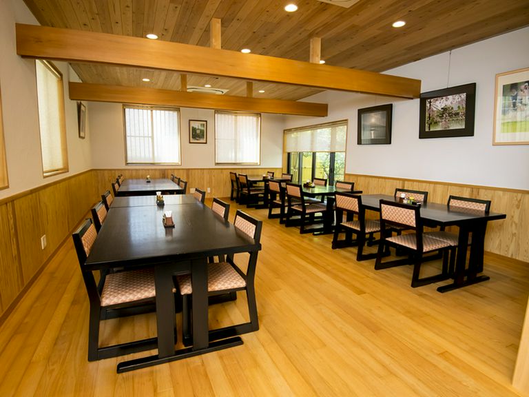 三世代以上の家族の会食に利用しやすい、バリアフリーの離れ