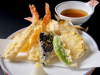 サクッとした衣が美味しいアツアツの『天ぷら盛合せ　上』