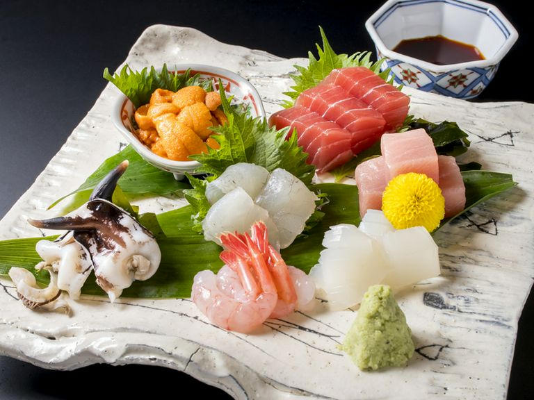 季節や仕入れ状況によっていろいろな魚を楽しめる『刺身盛合せ』