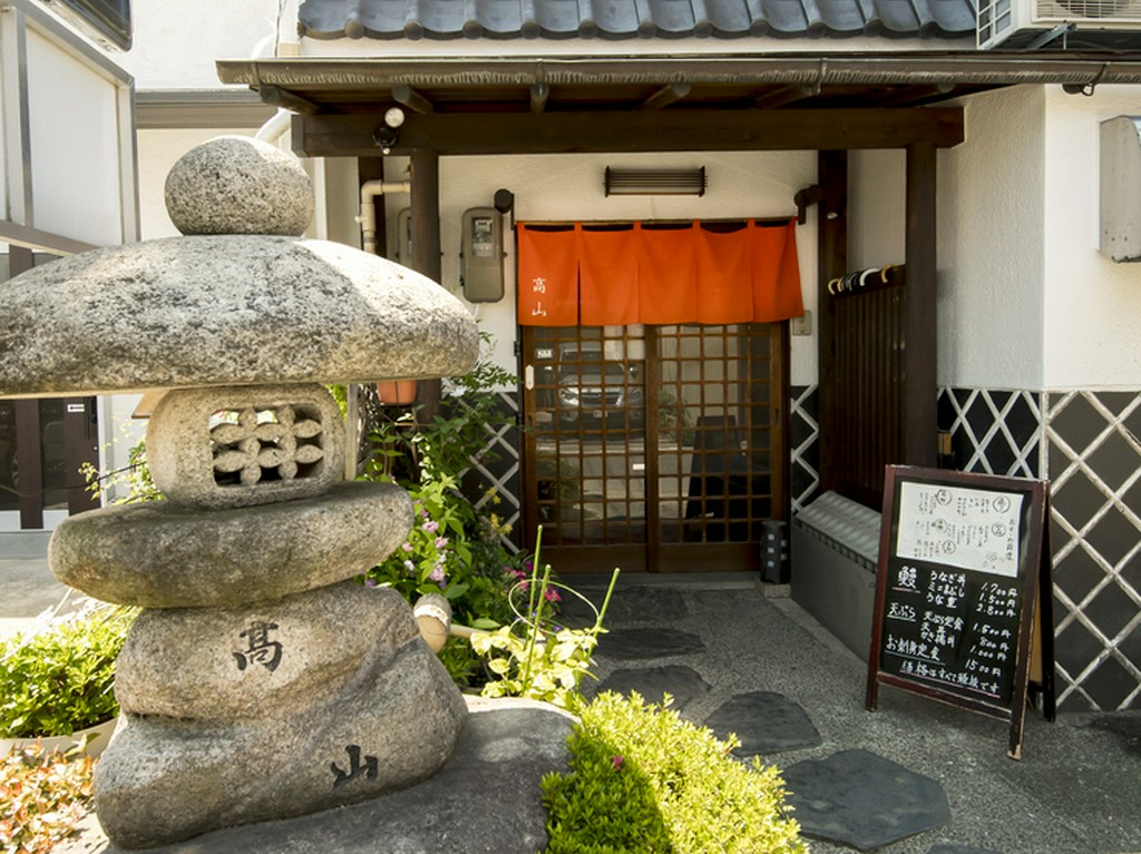 高山の街にとけこむ、和の趣きある外観