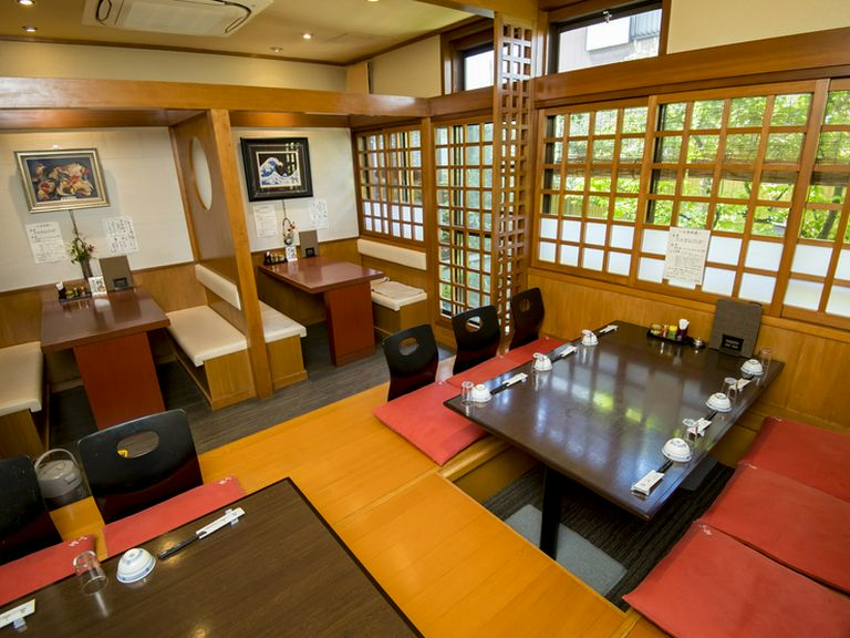 母屋にある掘りごたつ式の座敷とボックス席