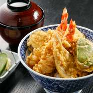 海老、季節の魚、野菜が堪能できる『天丼　上』。地元柳橋市場で目利きをします。鮮度抜群の厳選素材をカラッと天ぷらにして旨みを閉じ込めるのが職人技。特製丼つゆが絡まった旨さ際立つ天丼をぜひご賞味ください。