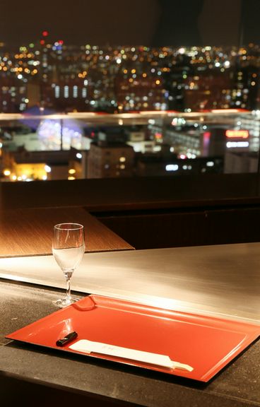 眺めのいいカウンター席で、特別な人とゆったり過ごすという贅沢