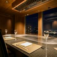 石狩平野の夜景が見渡せる店内は、静かで落ち着いた雰囲気。スタッフが笑顔で温かく迎え入れてくれる、居心地のいい空間です。リラックスして極上の美食を堪能できます。