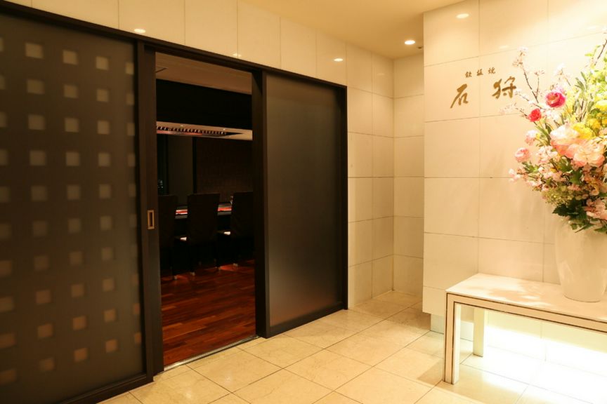 夜景を眺めながら、食後の余韻を味わう贅沢な時間