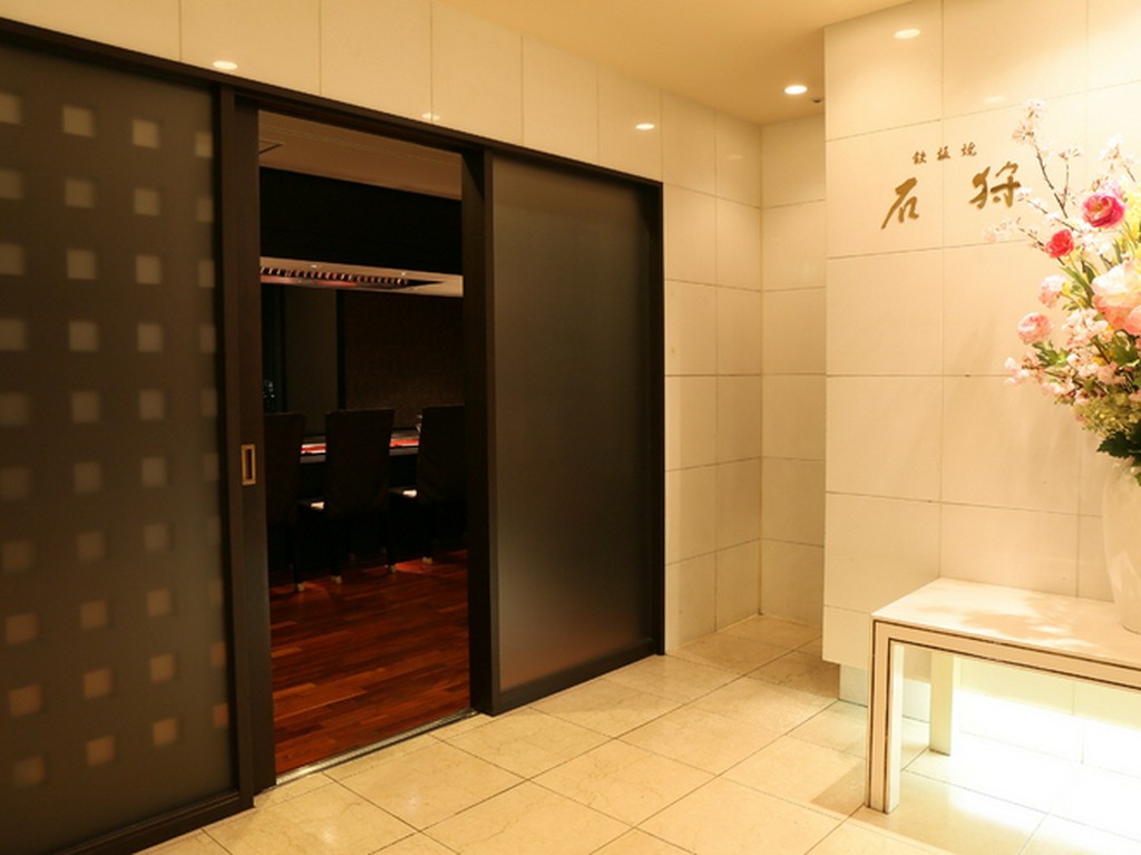 夜景を眺めながら、食後の余韻を味わう贅沢な時間