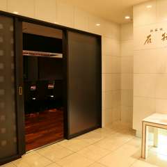 夜景を眺めながら、食後の余韻を味わう贅沢な時間