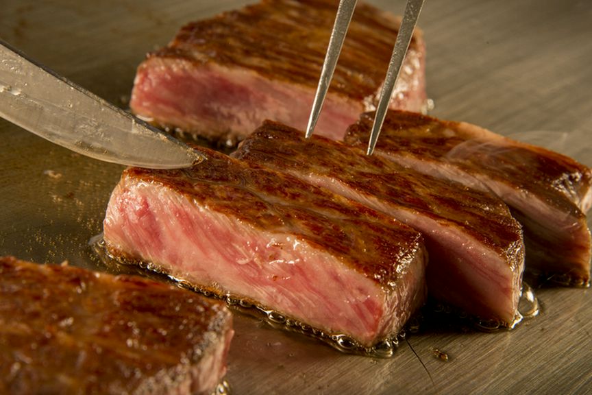 肉質がキメ細かく、ほどよく締まった赤身が柔らかい『北海道産黒毛和牛』と海鮮がいただけるコース