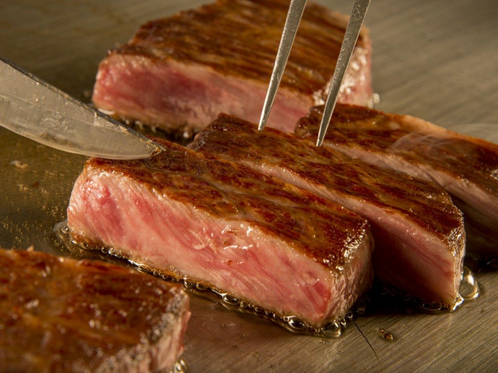 肉質がキメ細かく、ほどよく締まった赤身が柔らかい『北海道産黒毛和牛』と海鮮がいただけるコース