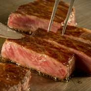 肉の旨み、豊かな風味、脂の甘みのバランスなど、すべての面において最高A-5ランクにふさわしい「北海道産黒毛和牛」。サーロイン・フィレ