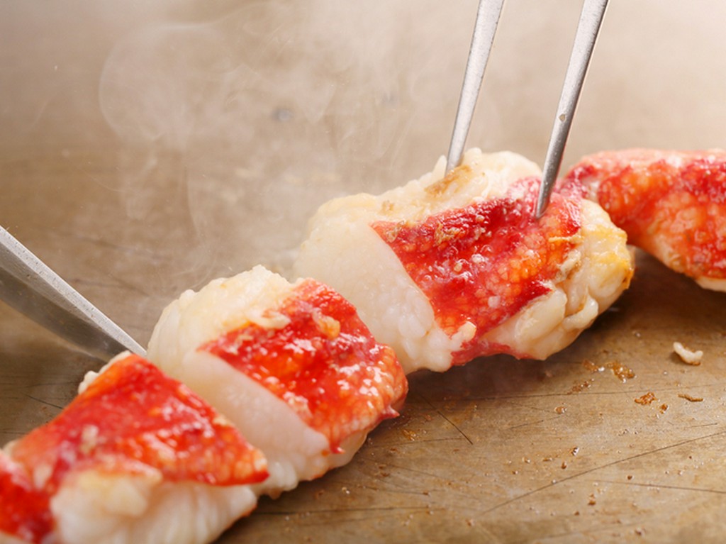 肉厚でジューシーなたらば蟹を豪快に