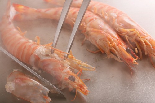 シェフがゲストのために食べやすく仕上げる鉄板焼