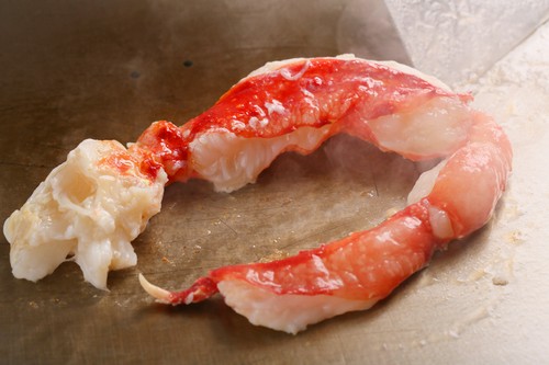 塩・胡椒などでシンプルに焼き上げ、素材の旨みを引き出す