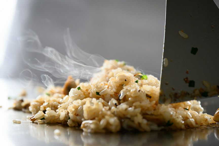 じっくり寝かせたニンニク醤油が香り立つ『ガーリックライス』