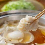 幼い頃から淡路島の食材に親しみ、和食料理人となった店主が四季折々の淡路産食材を選りすぐり、コース料理を披露。とくに、初夏～晩秋の鱧、秋～春先のふぐは絶品！季節ごとに訪れたい名店です。