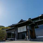 明石海峡大橋から車で約15分の好立地にありつつ、店の周囲には豊かな自然が広がり、リラックスして憩える環境です。地元の方はもとより、京阪神各地からの日帰りグルメ旅にも理想的。心からリフレッシュできます。