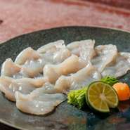 地元客と旅行者の両方が楽しめるよう配慮したドリンクリストも秀逸。都美人酒造や千年一酒造など淡路島の蔵元が醸す地酒を定番とし、日本各地のお酒を定期的に入れ替えて提供。加えて、和食に合うワインも充実！