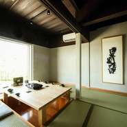 5名用2室、8名用1室の個室があり、間仕切り調整で約18名様の利用が可能。お子様連れ、4名様以上の利用の際は、予約時に個室利用の希望を伝えるのがオススメ。掘りごたつ式の設えで、皆でのびのび憩えます。