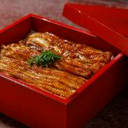 四季折々の高級魚介で織りなすコース料理は、特別な日を祝うシーンにぴったり。家族の記念日、お顔合わせなどの慶事、人生の節目の宴席を記憶に残る美味と共に祝えます。温かなもてなしも、店名通りの“心地よさ”。