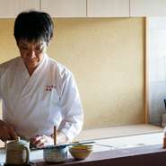 店名【こゝちよ】はゲスト一人一人にとって「心地よい場所」になるように、との願いを込めたもの。幅広い年代、多彩なニーズに寄り添う接客とサービスに努め、程よい距離感での会話でのもてなしも大切にしています。