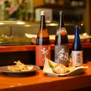 『剣』や『萬歳楽』といった石川の地酒が豊富に揃っているのが嬉しいところ。金沢の海で獲れた魚介を使った料理との相性も抜群です。季節の限定商品も数多く、日本酒通に好評。