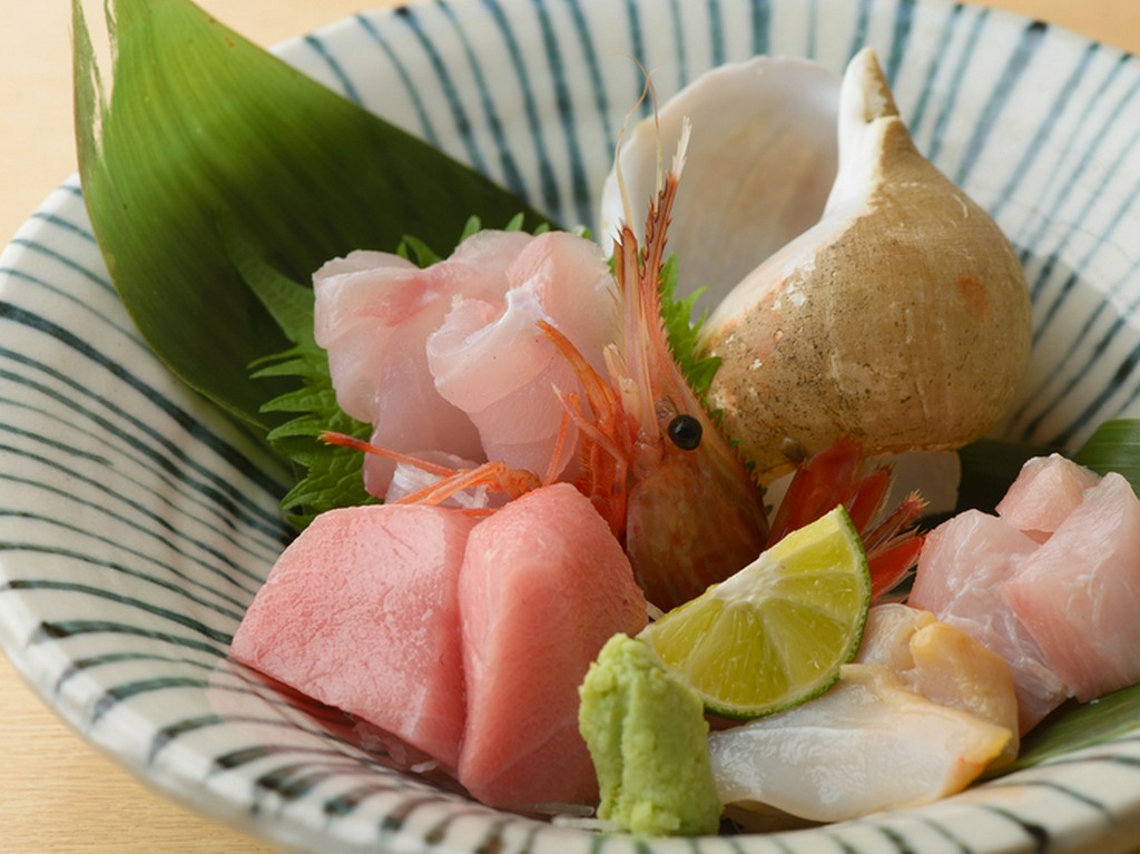 お酒のつまみに最適『造り盛り合わせ（中）』