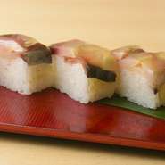 酢〆にした脂ののったサバと極上の白板昆布、そしてこだわりの寿司飯とのバランスが絶妙です。昆布の旨みが染み込んだサバが、口の中でとろけるように消えていきます。