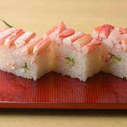 新鮮な旬の魚介の味を邪魔することなく、一層美味しく引き立てる名脇役の「シャリ」。こだわりのお米と当店オリジナルの寿司酢を使用しており、当店ならではの味に仕上がっています。