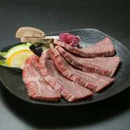 リブロースの被りの部分で、1頭から5～6人前しか取れない希少部位。脂が強すぎず、肉の美味しさが際立ちます。