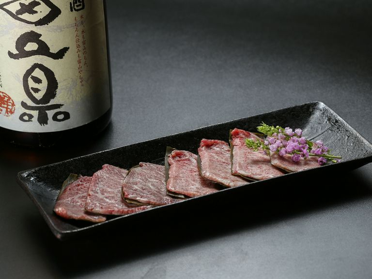 旨みが凝縮。オリジナルの『和牛霜降カルビの昆布〆』