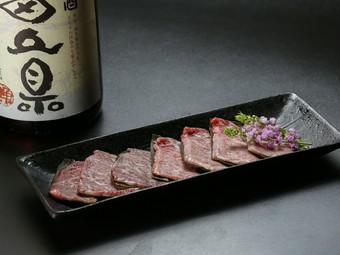 旨みが凝縮。オリジナルの『和牛霜降カルビの昆布〆』