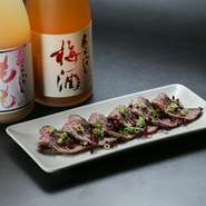 富山県産牛のモモ肉を丹念にローストビーフに。ポン酢をつけ、たたき風に味わいます。果実酒をお供に。