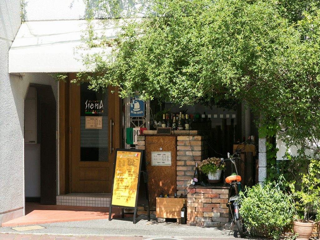 中心街より外れた静かな場所でひっそりと存在感を放つ