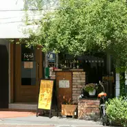 岡山の中心街からは少し外れた、閑静な場所に立つ【ピッツェリア　シエナ】。小さな看板を見過ごせば通り過ぎてしまいそうな、知る人ぞ知る佇まいがワクワク感を高めます。